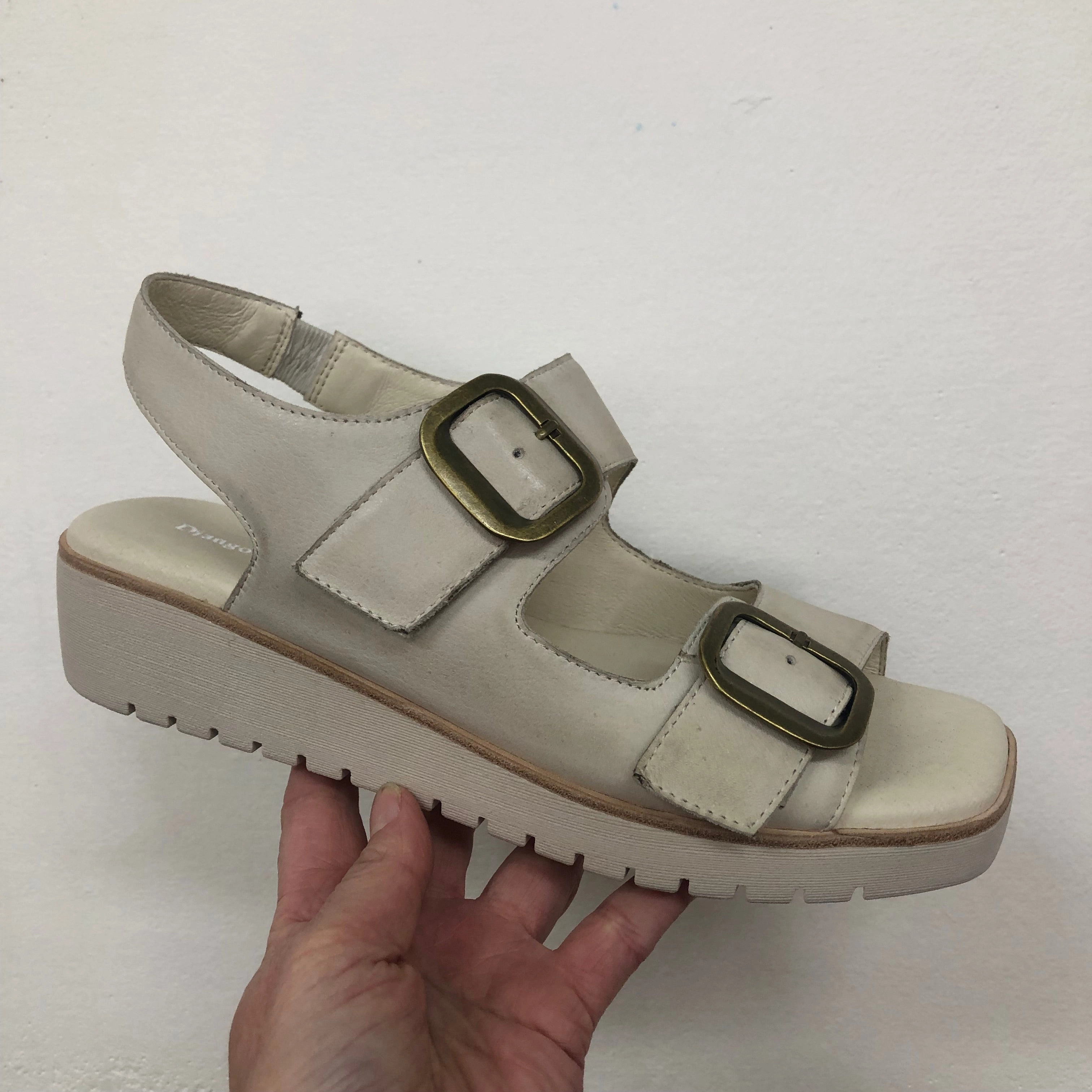 Django and Juliette Kelita ~ Dark Tan ~ Almond ~ Black ~ Leather Trendy Flip-flops Light Travel Flats