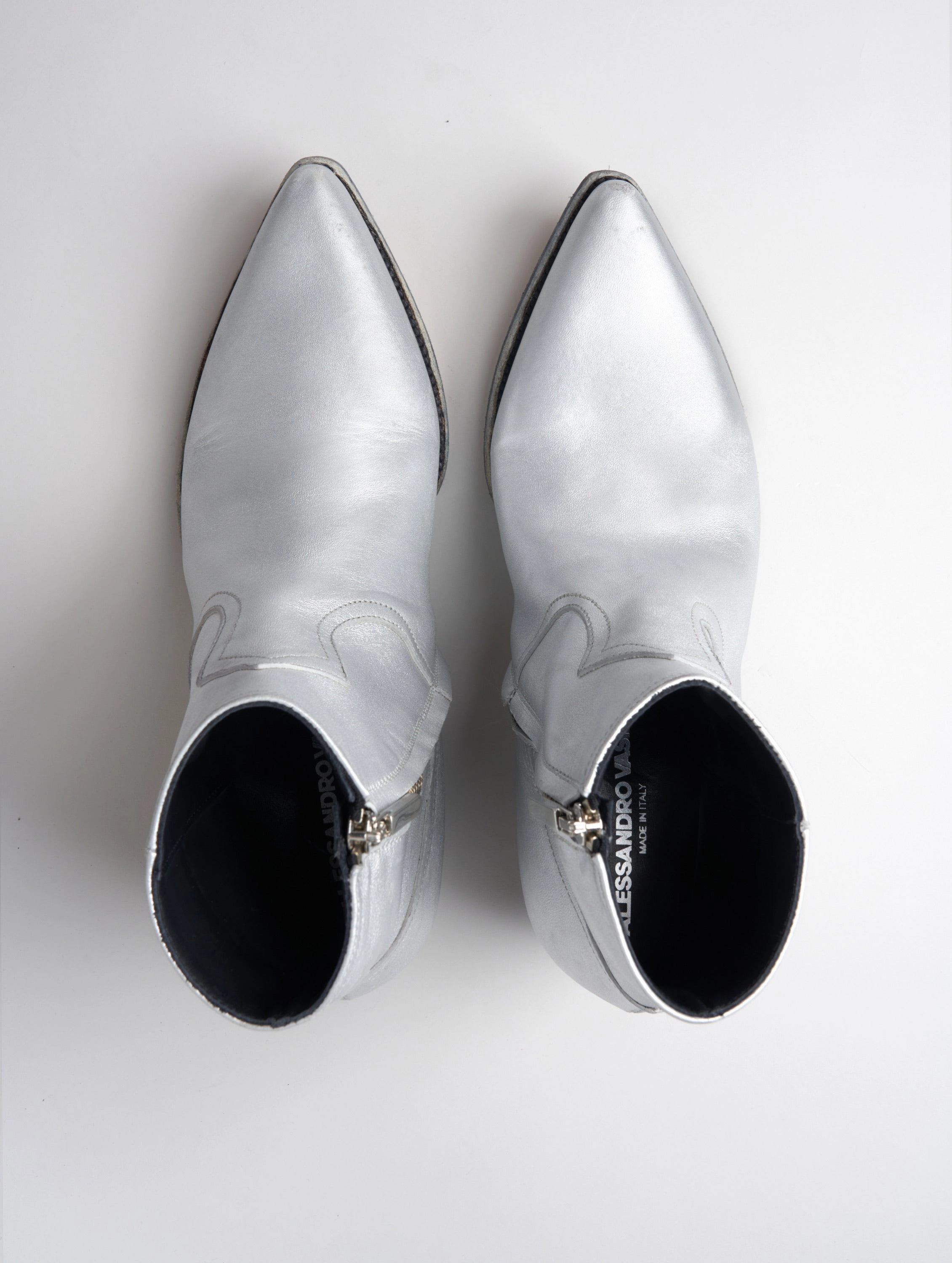 CLINT ANKLE BOOT IN DISTRESSED SILVER LEATHER Leon Guanajuato Boots