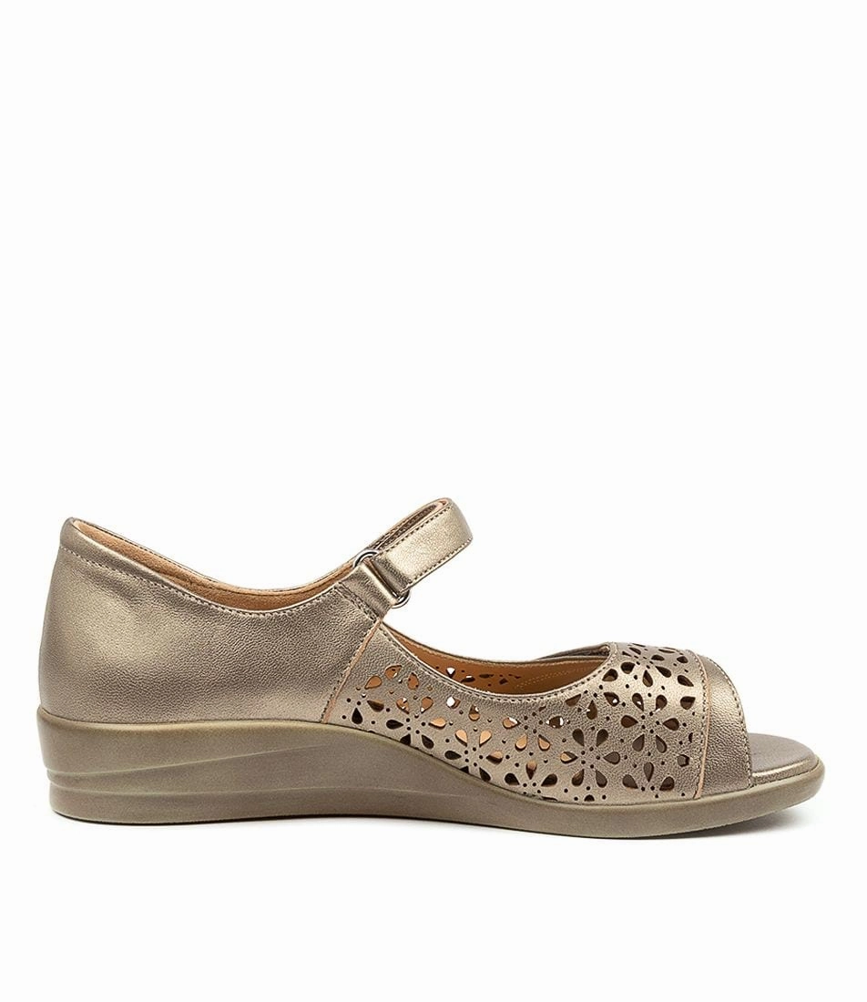 Daffodil-W Beach-ready Footwear Vacation Fit