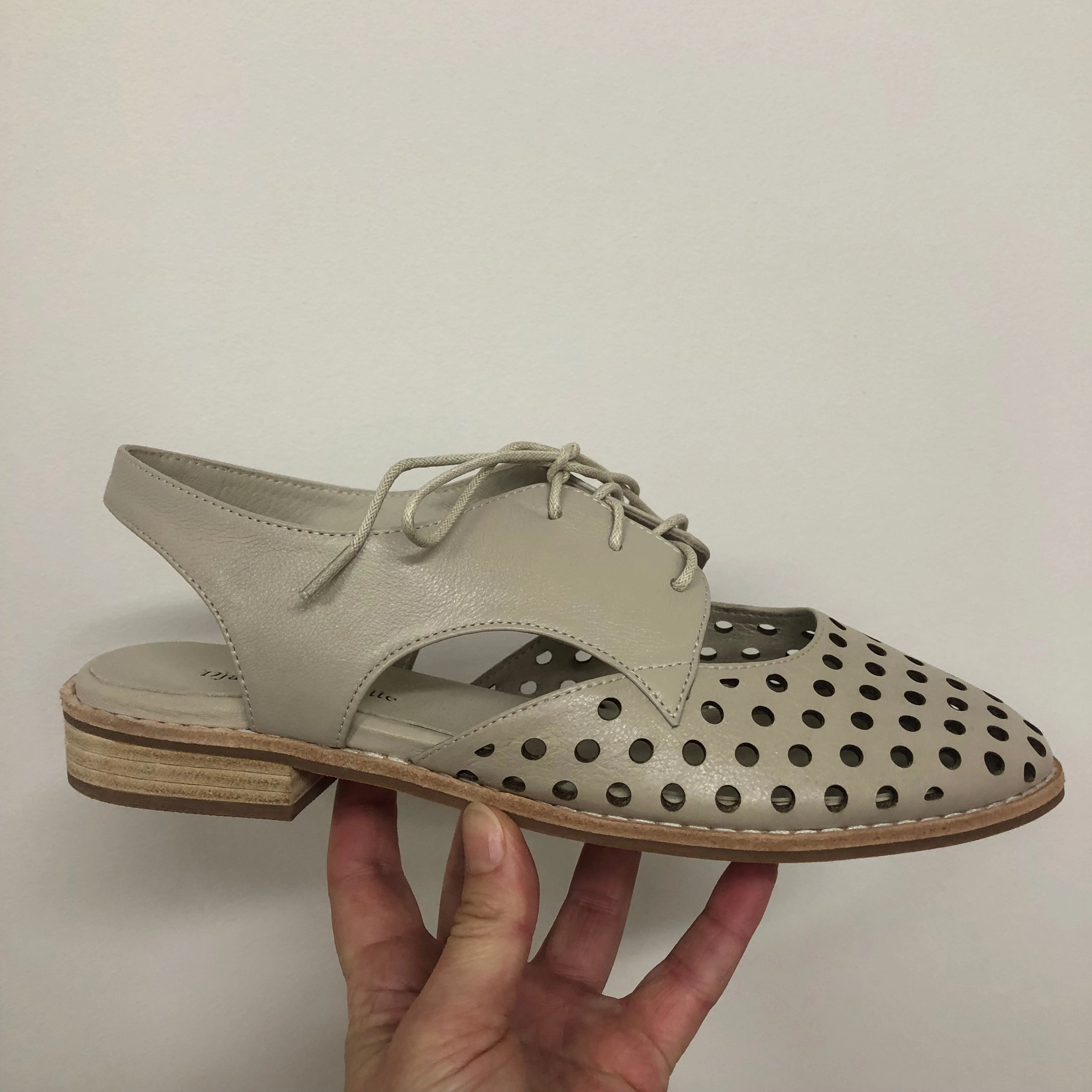 Low Step Django and Juliette ~ Aven ~ Almond ~ Black