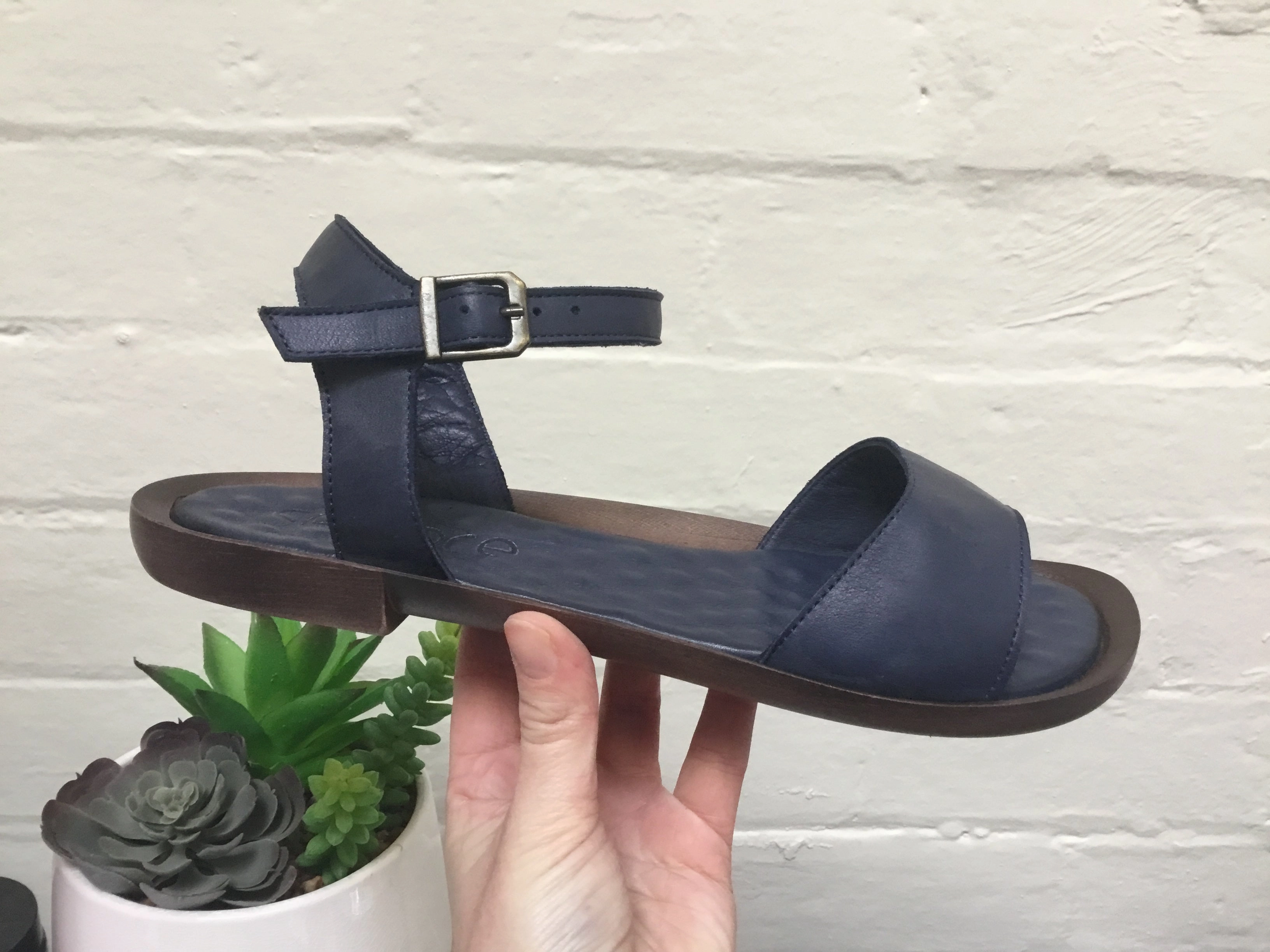 Compact Fit Soft Hug Camore Navy Leather Sandal
