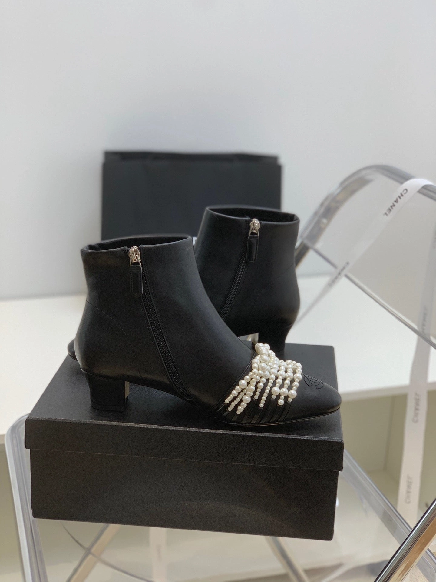 Adidas Lifting Shoes SE706  Size 5-9  Heels:4cm Shaft measures approximately 4.7 from arch Material: Cowhide  Lining: Sheepskin Sole: Italian leather