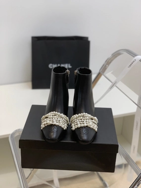 Adidas Swift Run Shoes SE706  Size 5-9  Heels:4cm Shaft measures approximately 4.7 from arch Material: Cowhide  Lining: Sheepskin Sole: Italian leather