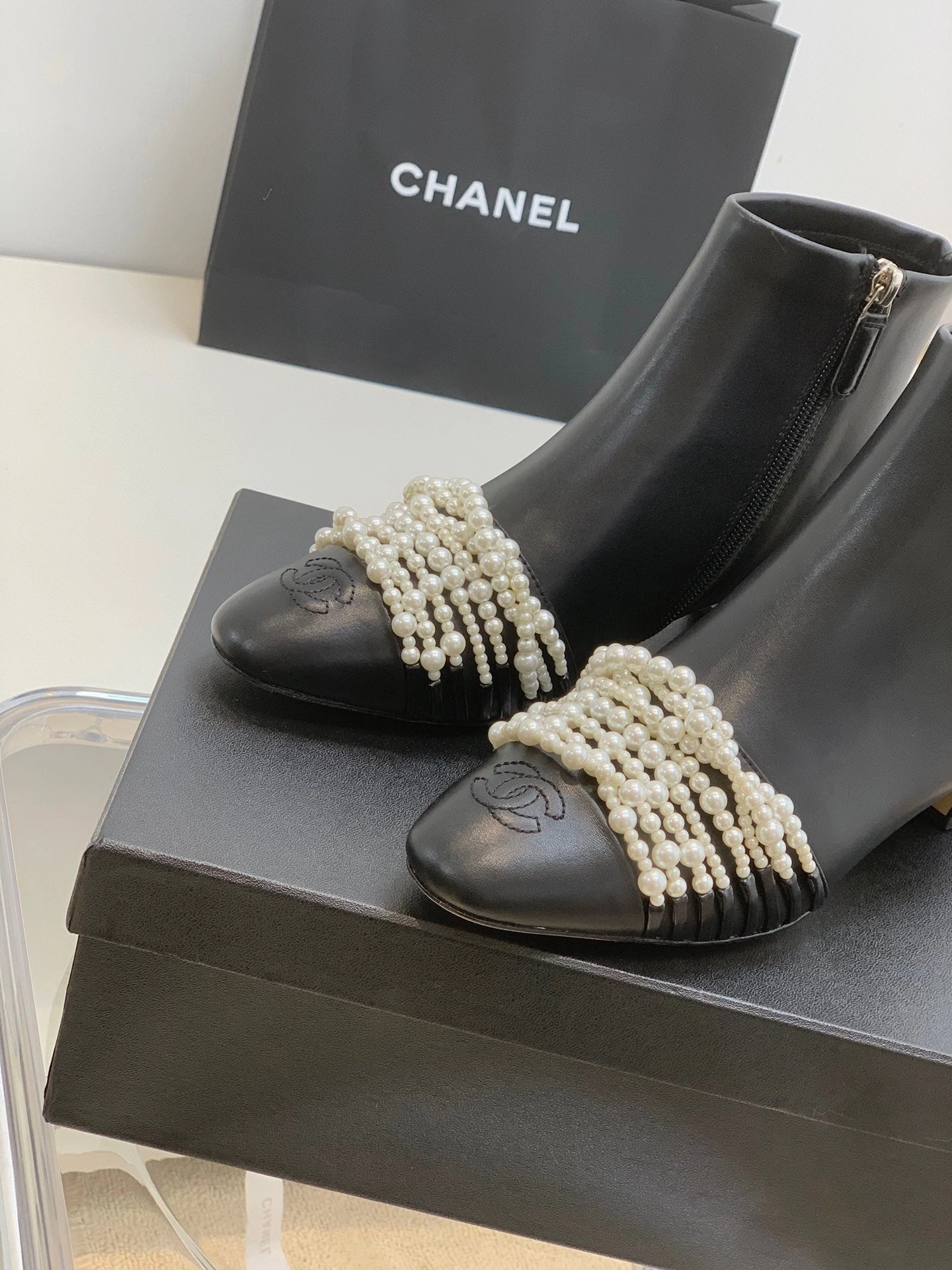 Adidas Shoes That Looks Like Samba SE706  Size 5-9  Heels:4cm Shaft measures approximately 4.7 from arch Material: Cowhide  Lining: Sheepskin Sole: Italian leather