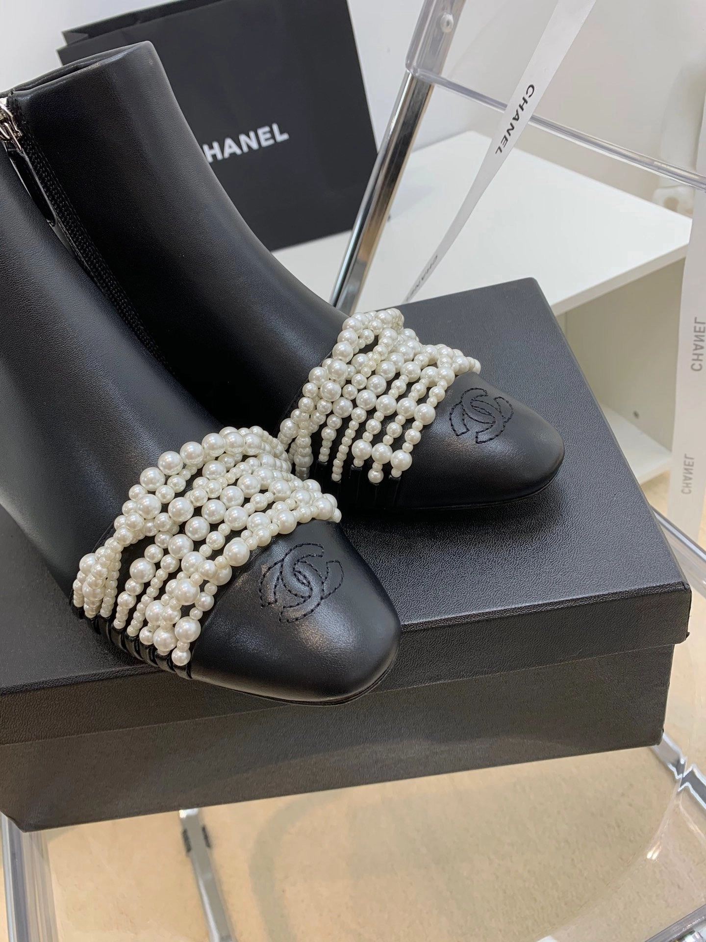 Adidas Astir Shoe SE706  Size 5-9  Heels:4cm Shaft measures approximately 4.7 from arch Material: Cowhide  Lining: Sheepskin Sole: Italian leather