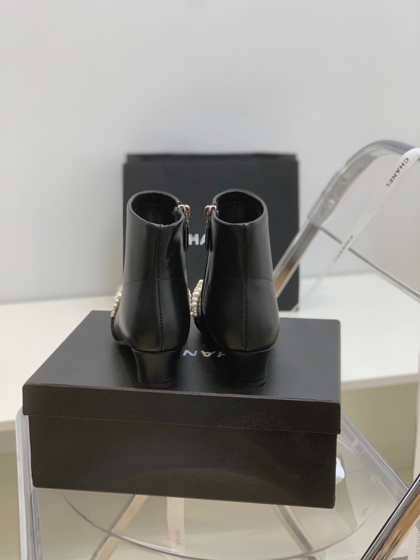 Adidas Ultraboost 1.0 Dna Shoes SE706  Size 5-9  Heels:4cm Shaft measures approximately 4.7 from arch Material: Cowhide  Lining: Sheepskin Sole: Italian leather