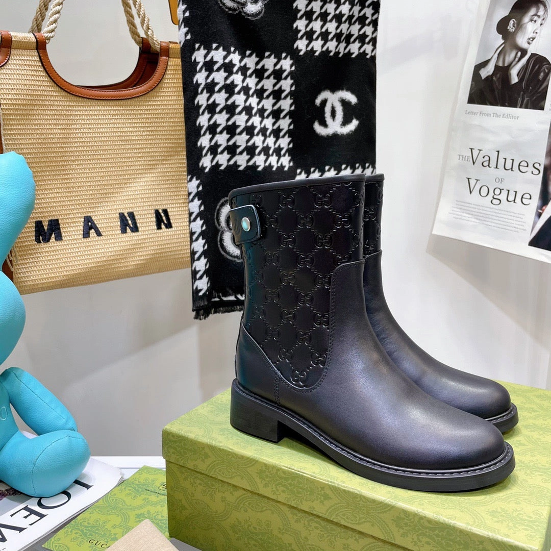 SE695  Size 4-10    Heel:4cm Material: Cowhide  Lining: Sheep skin Sole: Rubber Adidas Snoopy Shoes