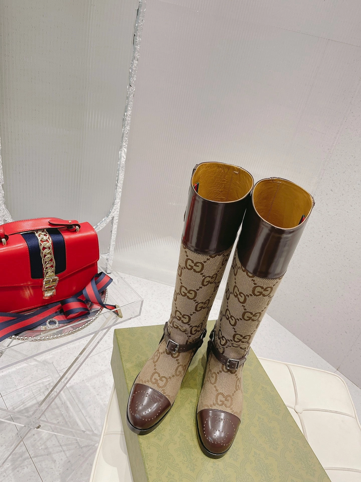 Derrick Rose Shoes Adidas SE746   Size 5-9    Material: Cowhide  Lining: Sheep skin Sole: Italian leather