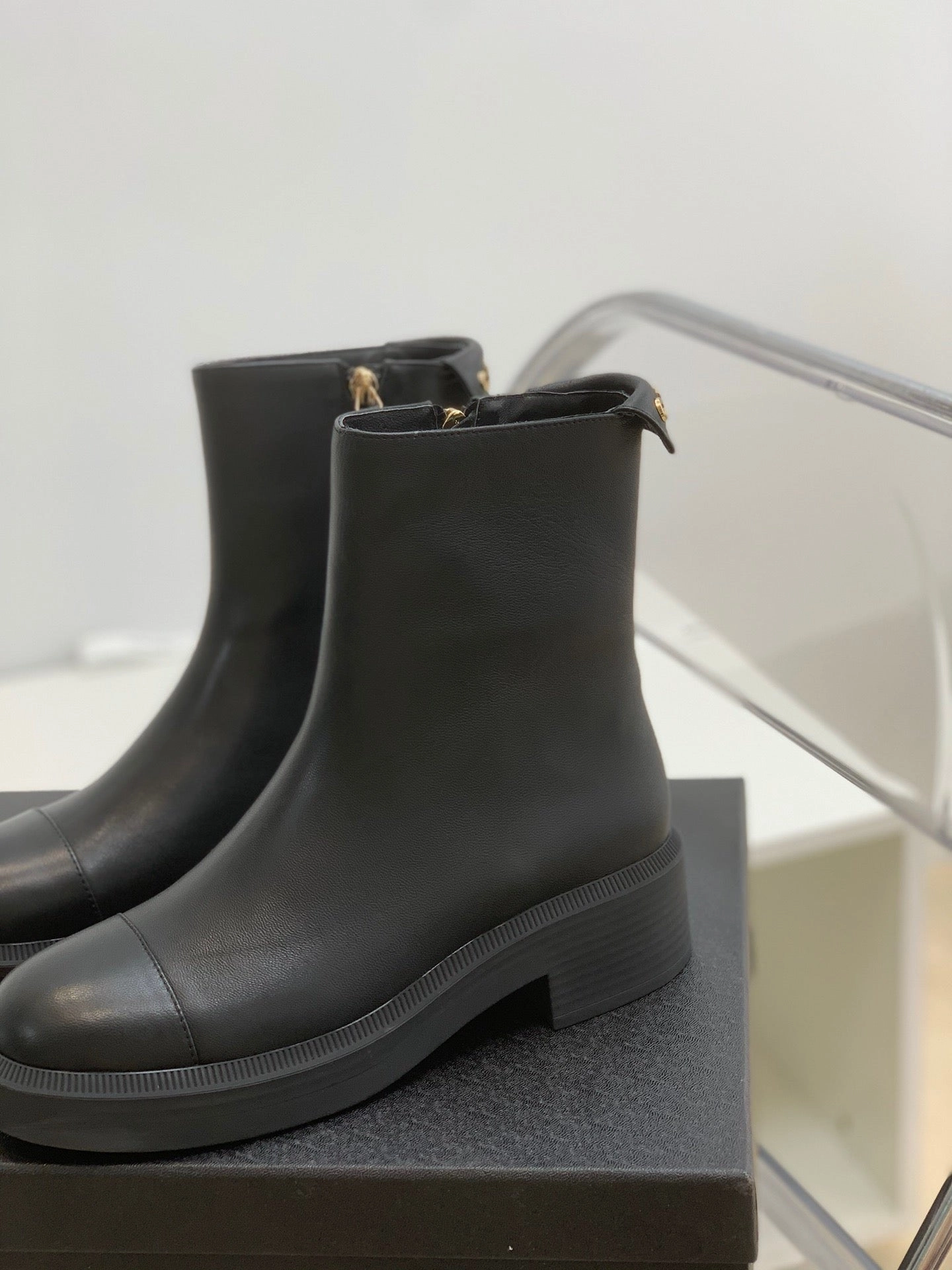 SE692  Size 5-10   Material: Cowhide  Lining: Sheep skin Sole: Rubber Adidas Samba Classic Shoes