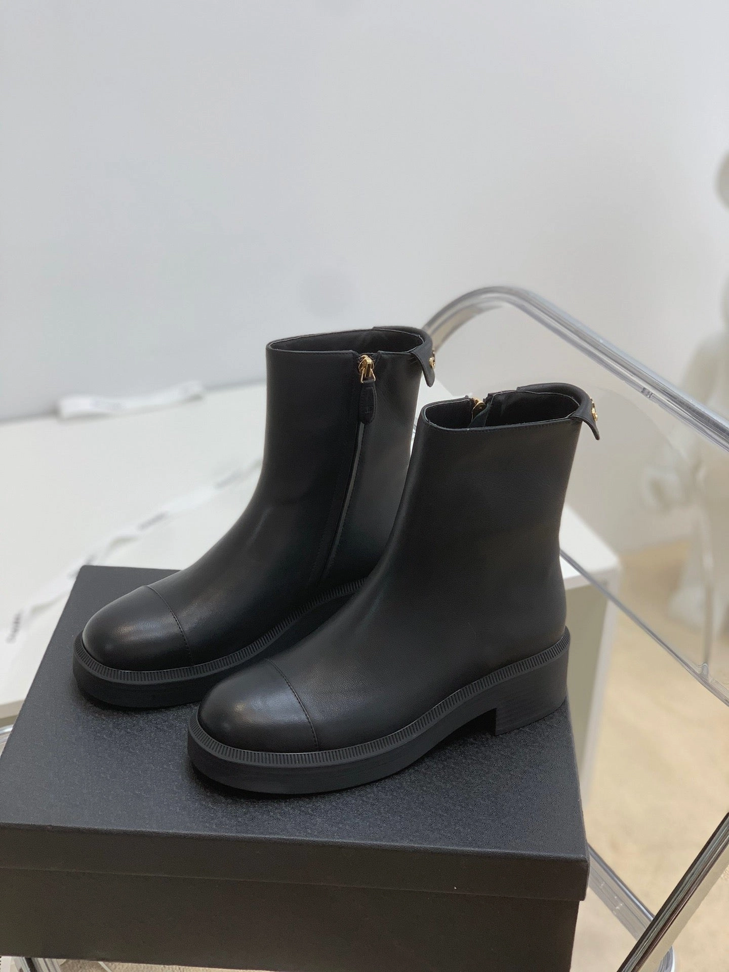 Kobe Bryant Adidas Shoes SE692  Size 5-10   Material: Cowhide  Lining: Sheep skin Sole: Rubber