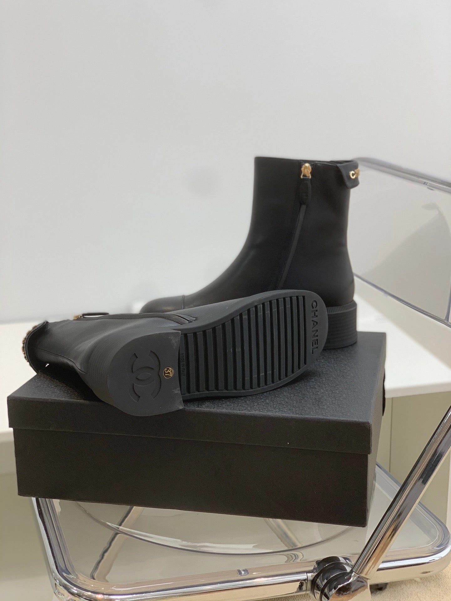 SE692  Size 5-10   Material: Cowhide  Lining: Sheep skin Sole: Rubber Adidas Nmd Xr1 Shoes