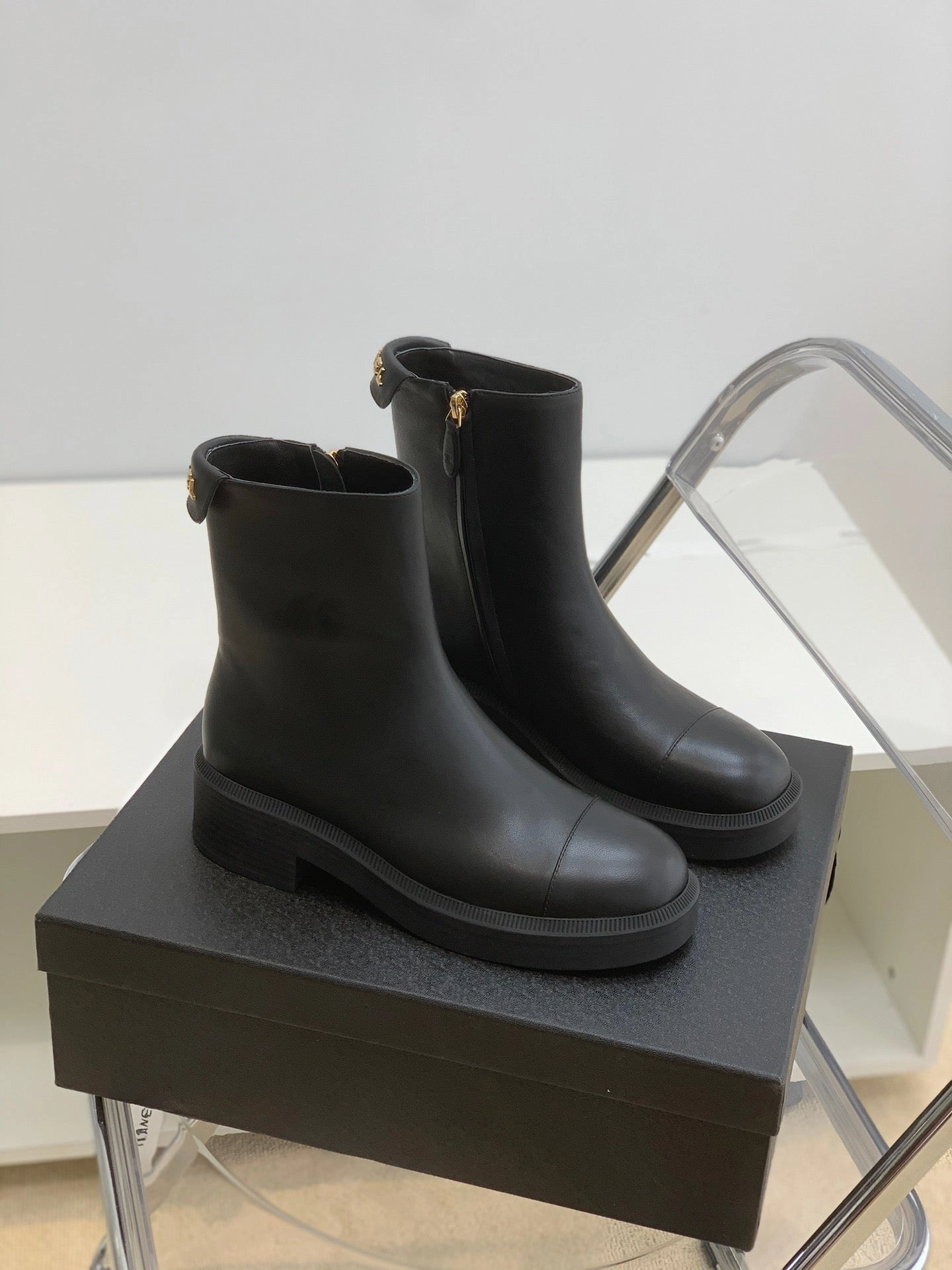 SE692  Size 5-10   Material: Cowhide  Lining: Sheep skin Sole: Rubber Adidas Shoe Size Chart