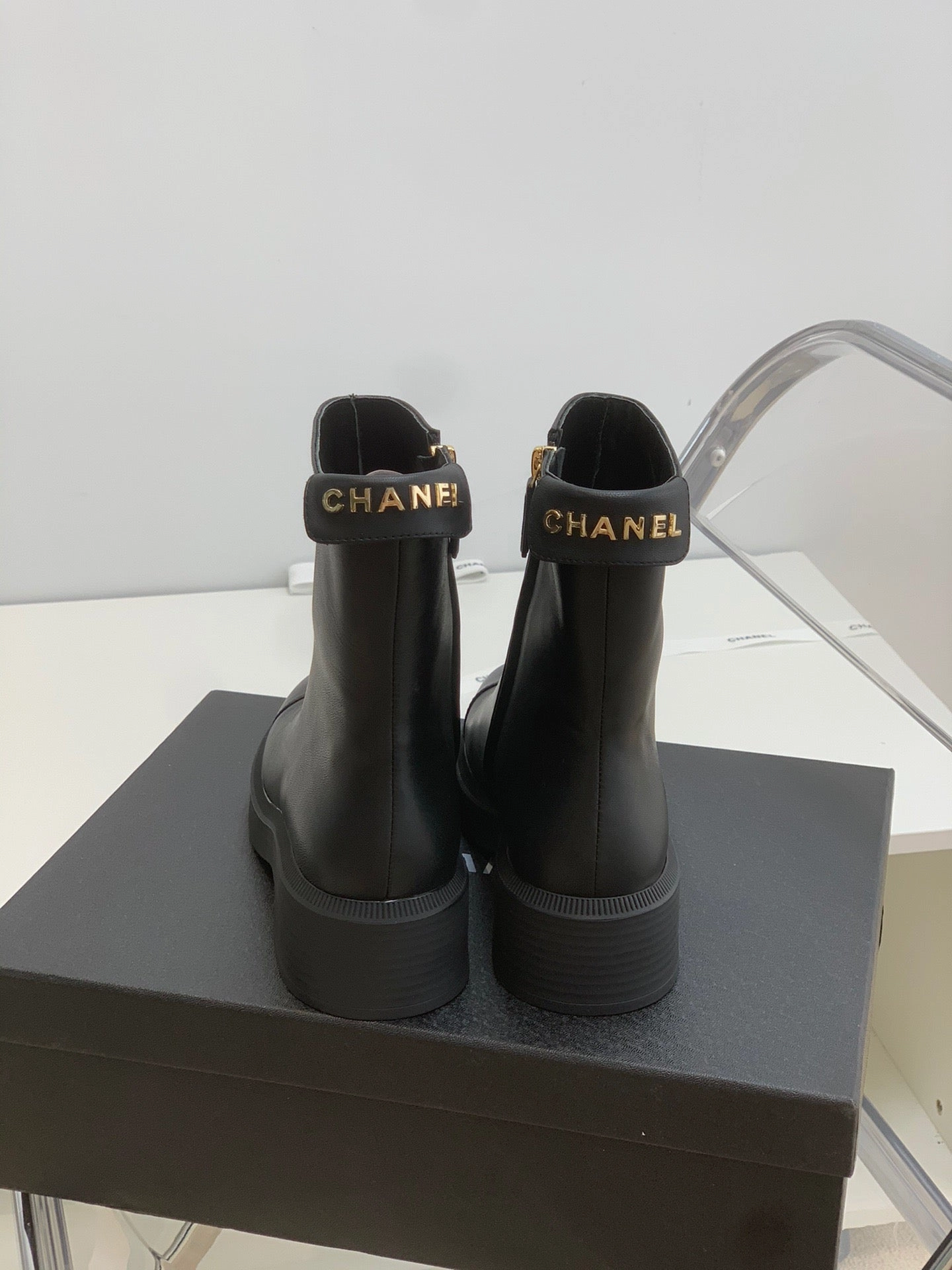 SE692  Size 5-10   Material: Cowhide  Lining: Sheep skin Sole: Rubber Adidas Running Shoes Clearance