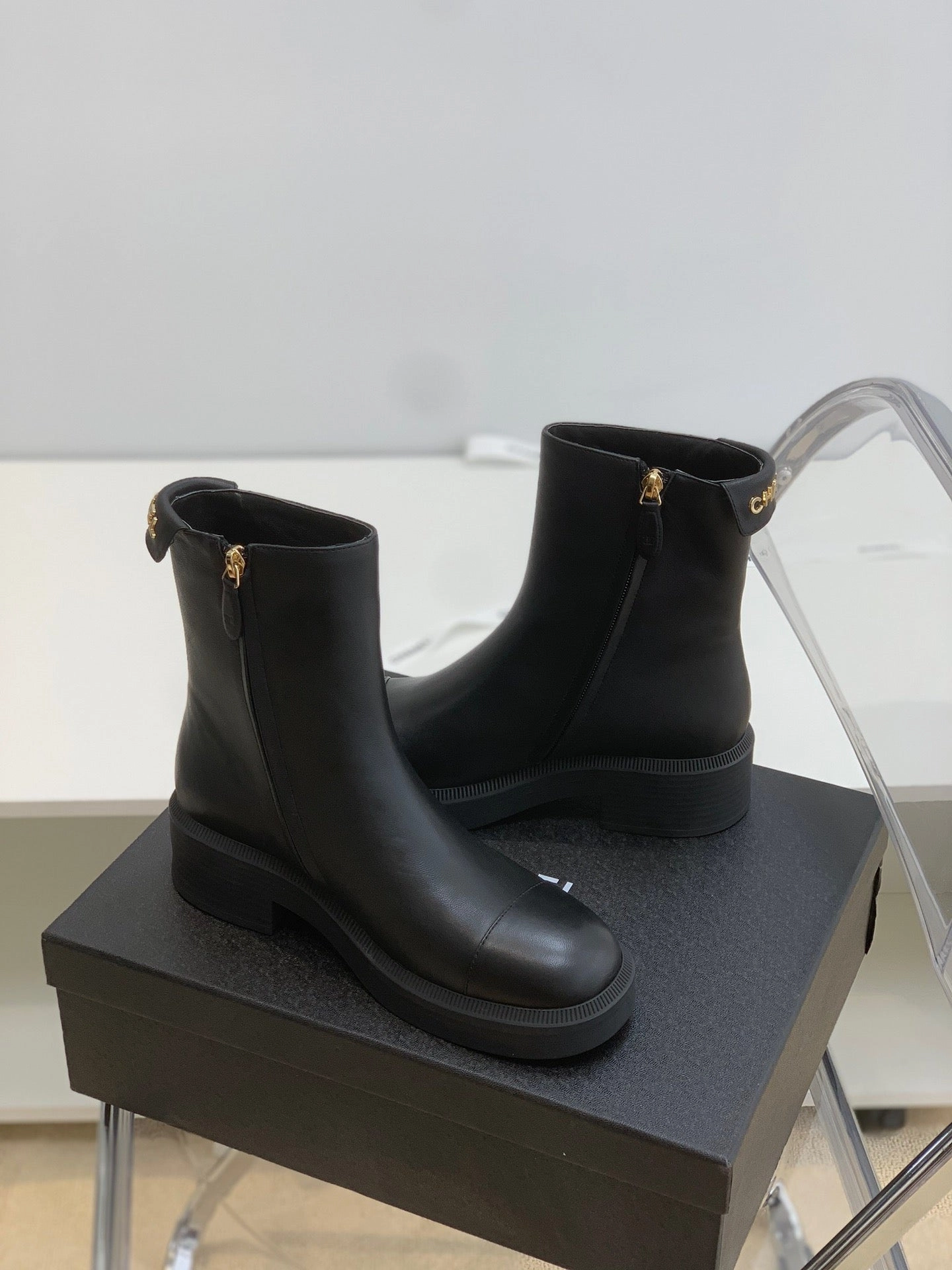 Adidas Limited Edition Shoes SE692  Size 5-10   Material: Cowhide  Lining: Sheep skin Sole: Rubber