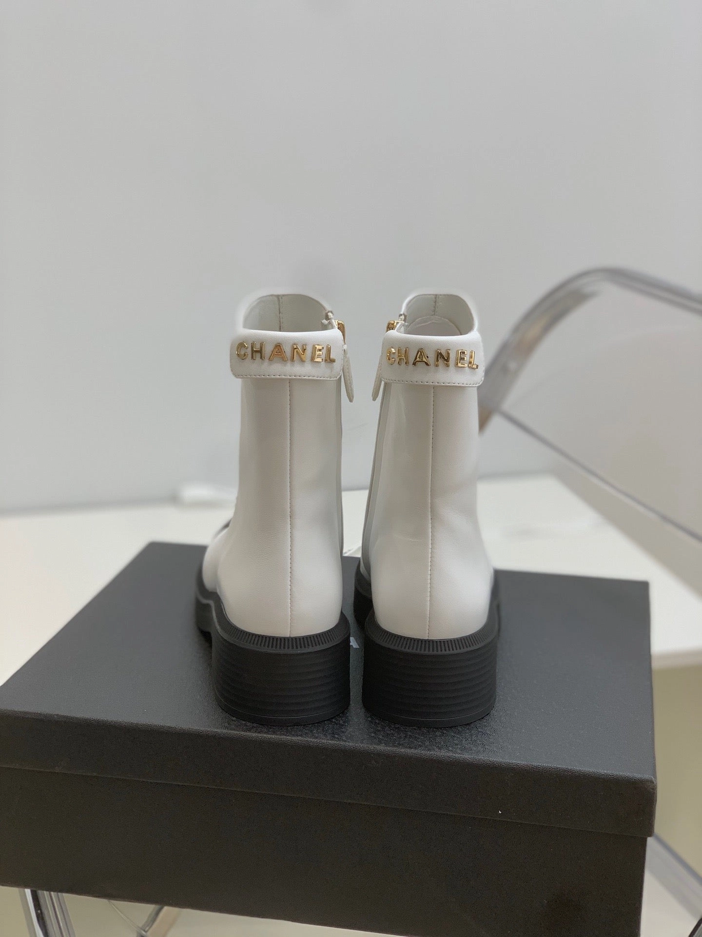 Waterproof Adidas Shoes SE692  Size 5-10   Material: Cowhide  Lining: Sheep skin Sole: Rubber