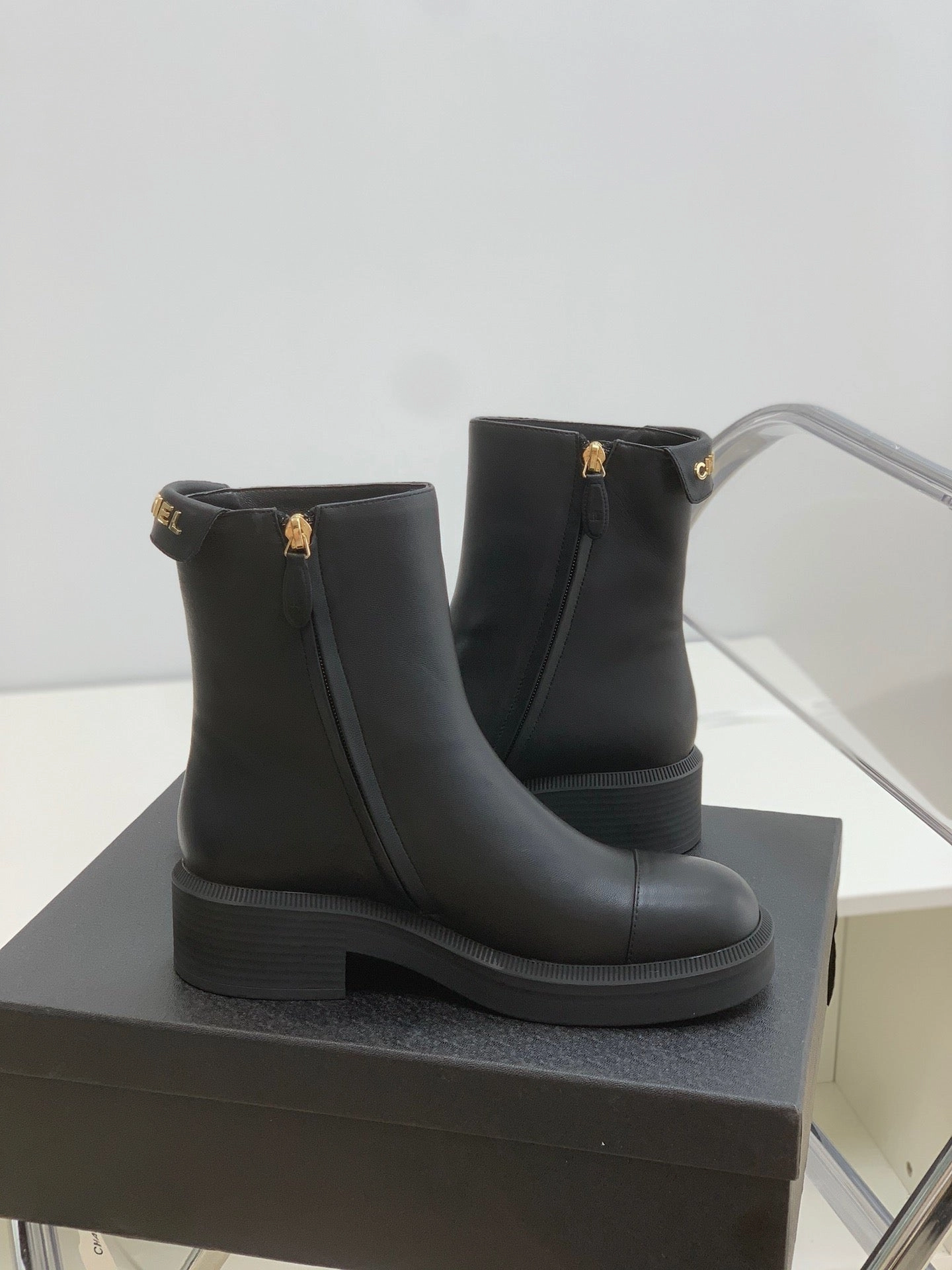 Adidas 72 Shoes SE692  Size 5-10   Material: Cowhide  Lining: Sheep skin Sole: Rubber