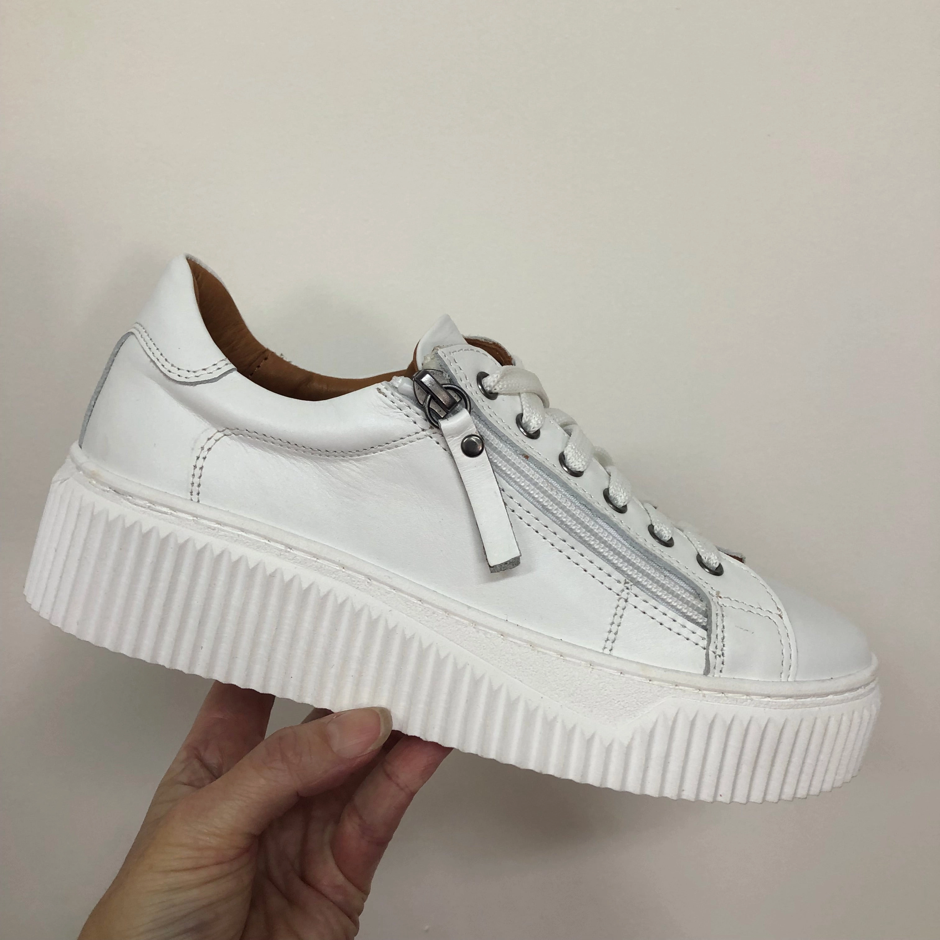 Club Pace Sala Bonnie ~ White ~ Dark Stone ~ Leather Sneaker