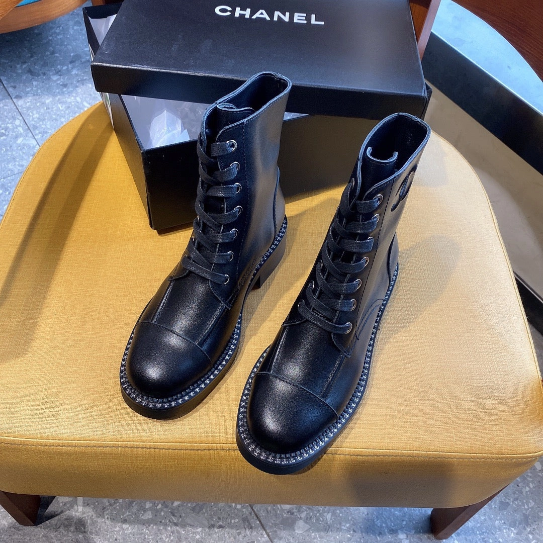 Adidas Golf Shoes Spikeless SE635 Size 5-10  Material: Cowhide  Lining: Sheep skin Sole: Rubber