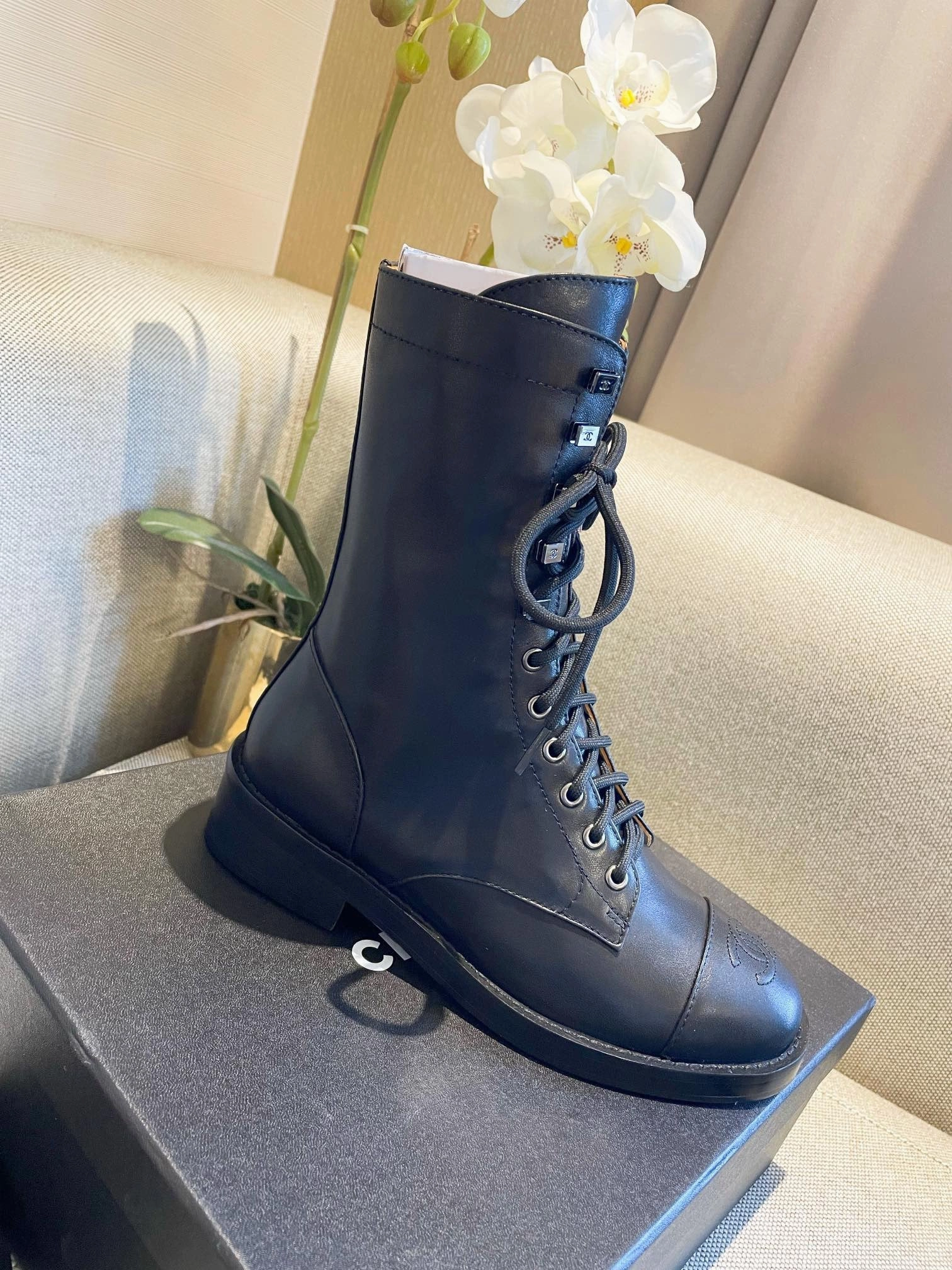 Adidas Hu Shoes SE650  Size 5-9    Material: Cowhide  Lining: Sheep skin Sole: Italian leather