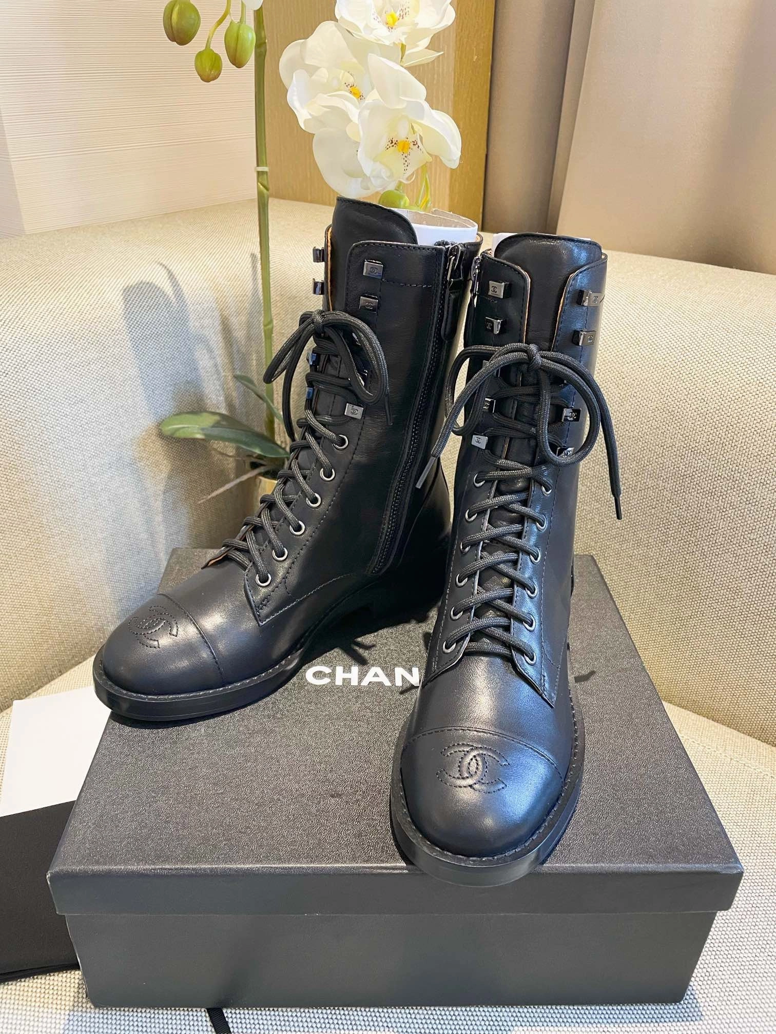 SE650  Size 5-9    Material: Cowhide  Lining: Sheep skin Sole: Italian leather Wedge Adidas Shoes