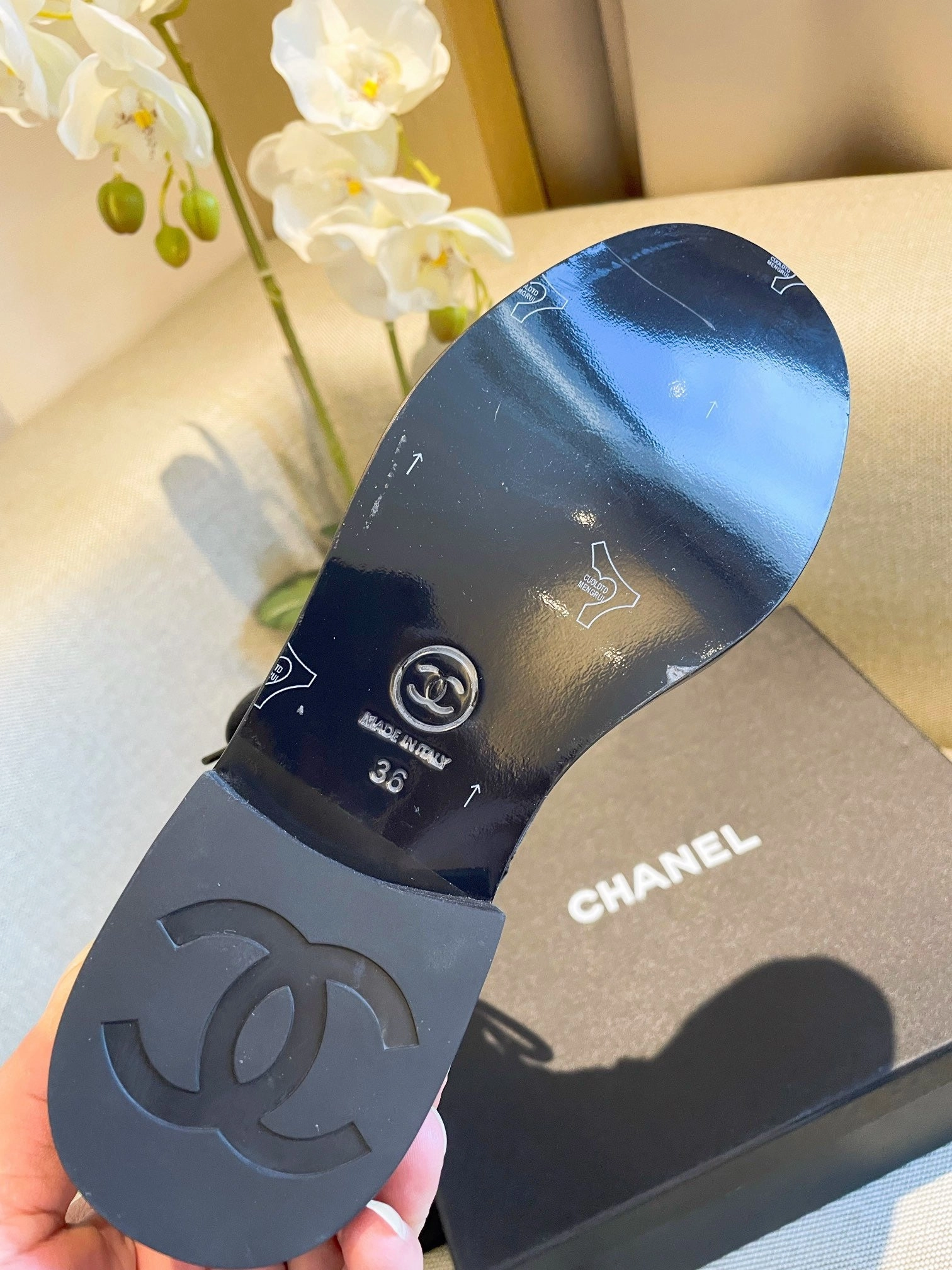 SE650  Size 5-9    Material: Cowhide  Lining: Sheep skin Sole: Italian leather Adidas Adizero Throwing Shoes