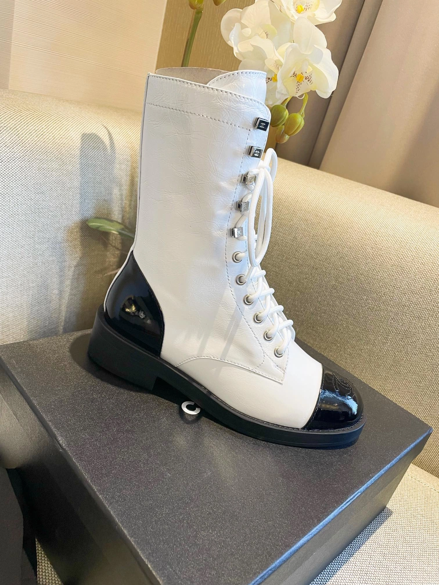 Lightest Adidas Shoes SE651  Size 5-9  Material: Cowhide  Lining: Sheep skin Sole: Italian leather