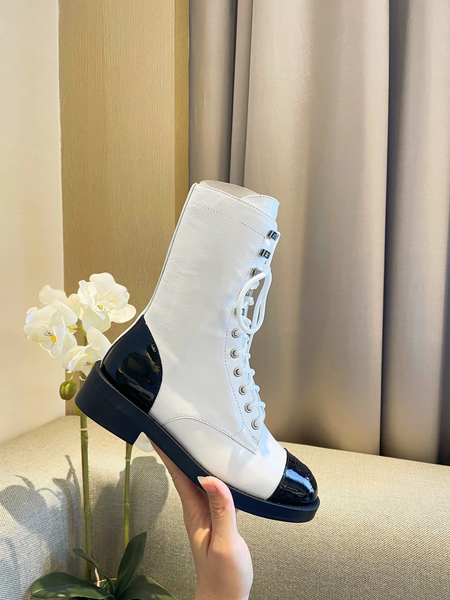 SE651  Size 5-9  Material: Cowhide  Lining: Sheep skin Sole: Italian leather Adidas Turf Football Shoes