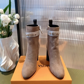 SE684  Size 4-11 New Adidas Shoe