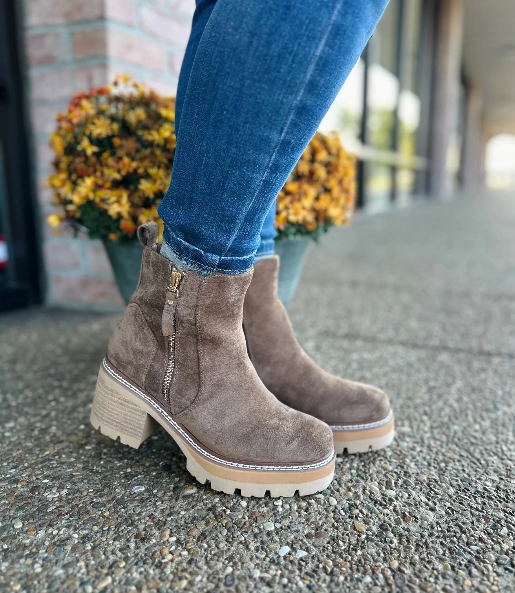 ASHER BOOTS Light Adidas Running Shoes