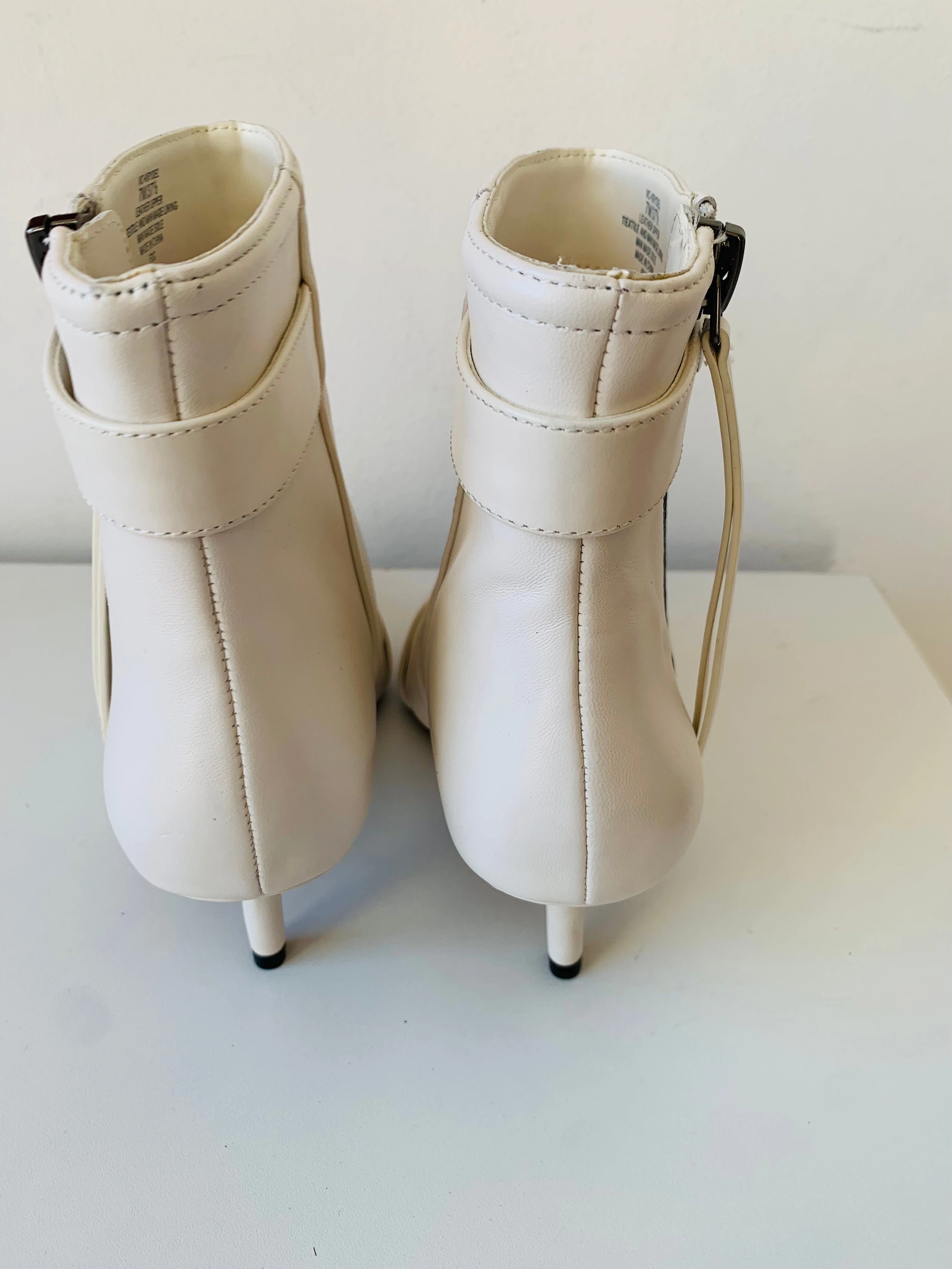 Vince Camuto Womens Krydel Kitten Heel White Leather Ankle Bootie Size 7 Shoes In Adidas
