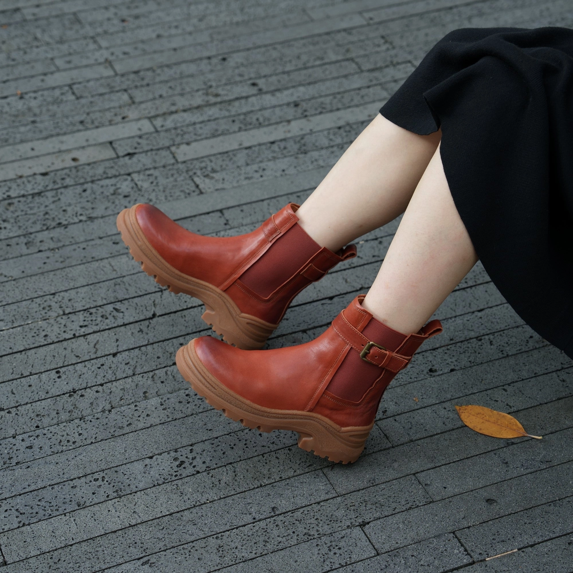 Salomon Contagrip Snow Boots Womens Retro Leather Ankle Boots Snow Boots Have Fleece Lined for Cold Winter in Black/Brown